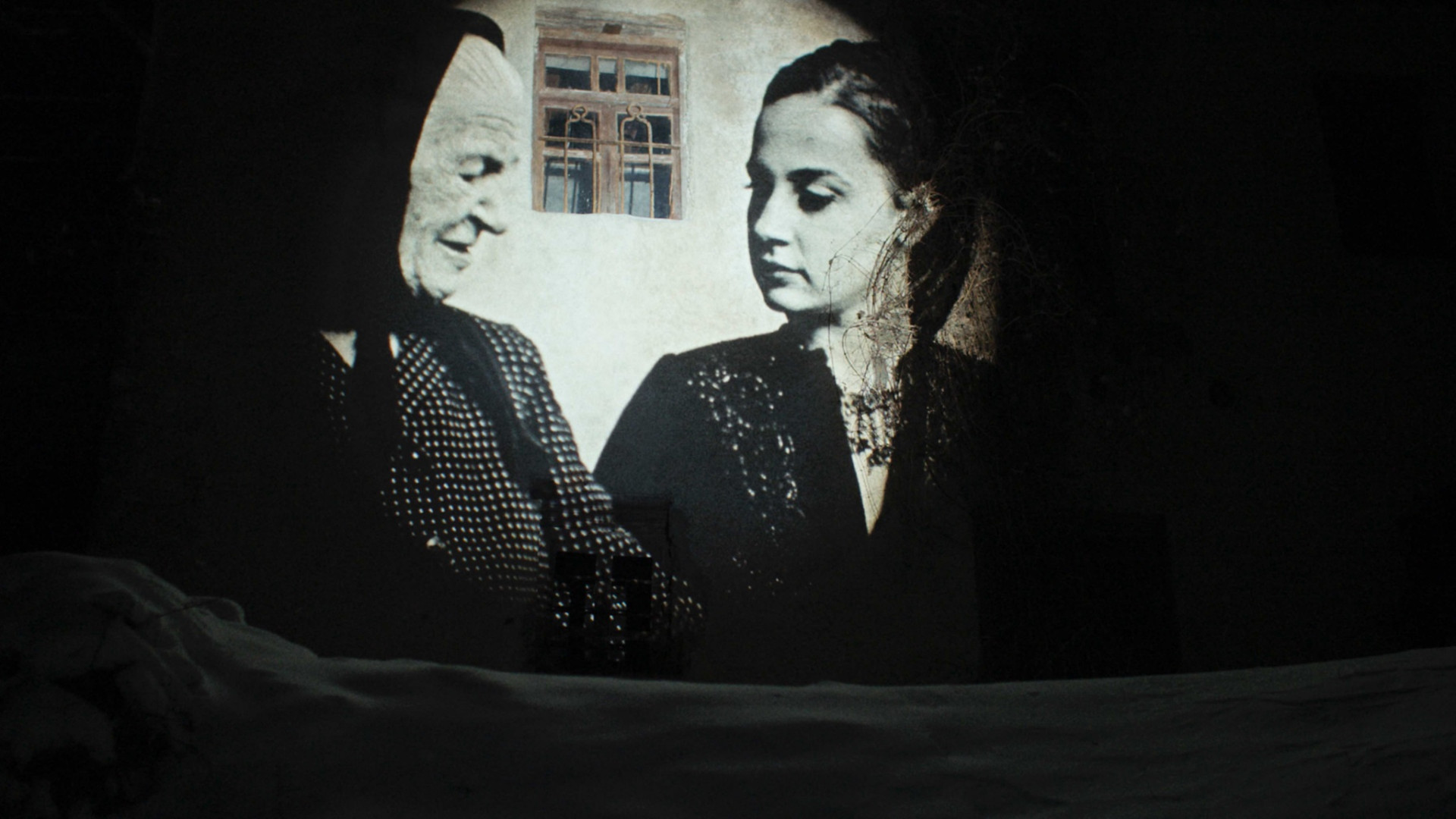 MAIA – PORTRAIT WITH HANDS — visuel 3